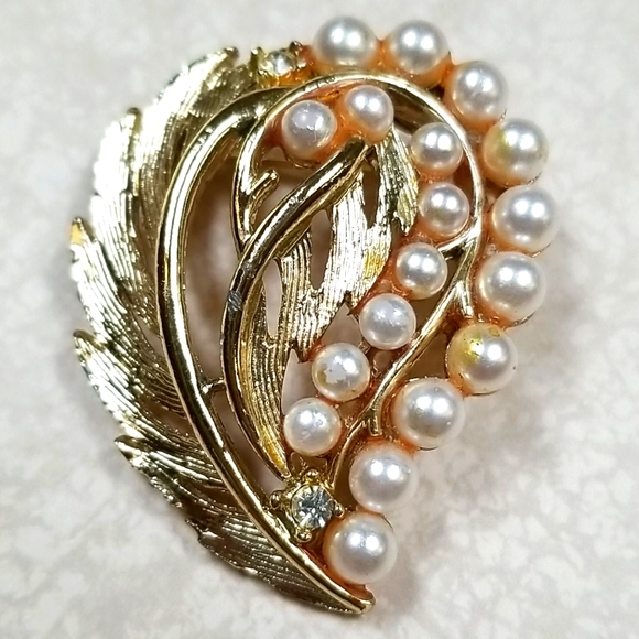 Vintage 1950s Mid Century Faux Pearl Goldtone Brooch Pin - Picture 3 of 13